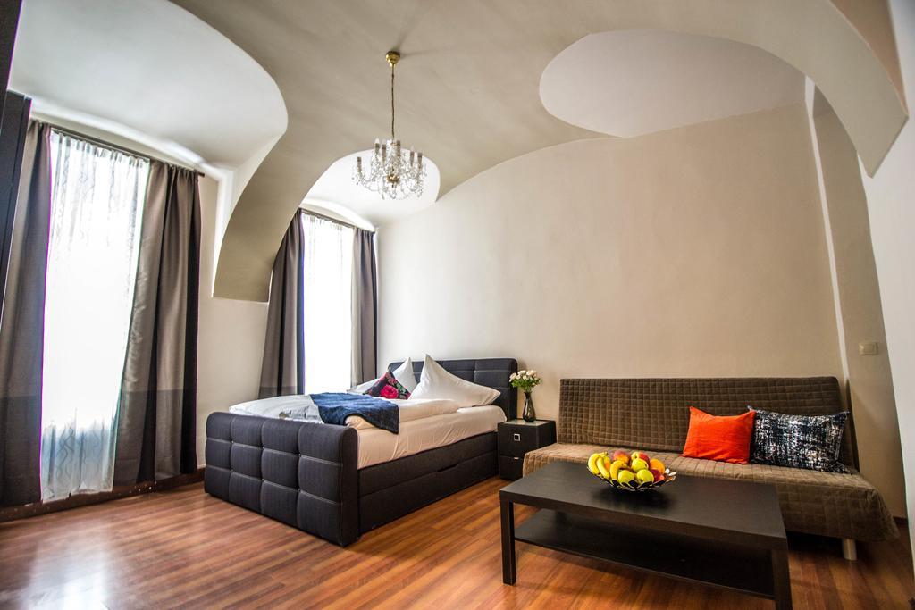 4Bdr Historical Spirit Apt By Ruterra Praha Bagian luar foto