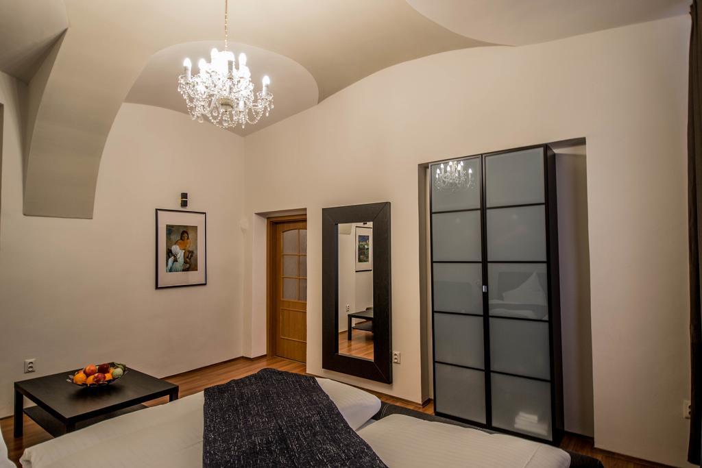 4Bdr Historical Spirit Apt By Ruterra Praha Bagian luar foto