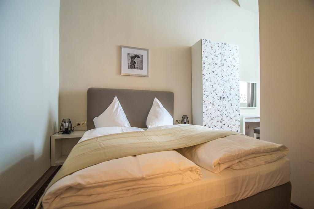4Bdr Historical Spirit Apt By Ruterra Praha Bagian luar foto