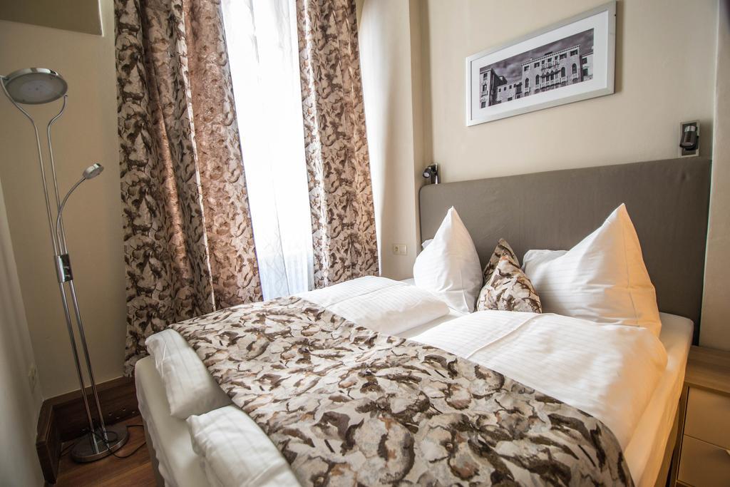 4Bdr Historical Spirit Apt By Ruterra Praha Bagian luar foto