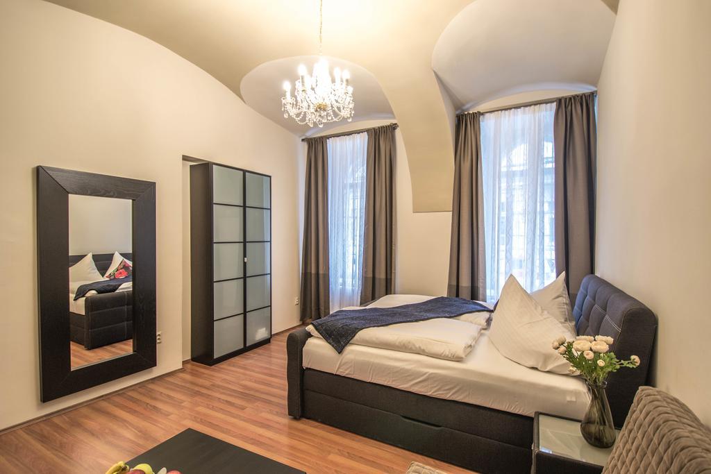 4Bdr Historical Spirit Apt By Ruterra Praha Bagian luar foto