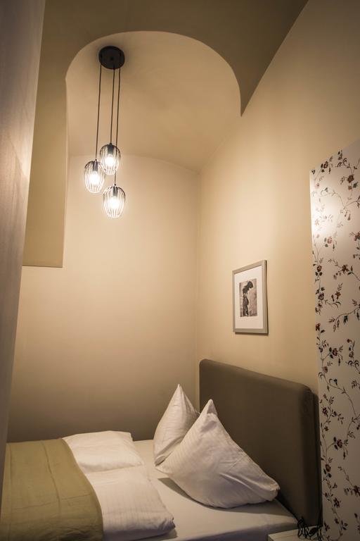 4Bdr Historical Spirit Apt By Ruterra Praha Bagian luar foto